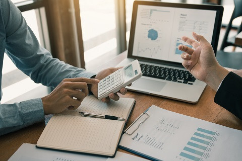 Equipo de Consultoría LyH revisando estados financieros